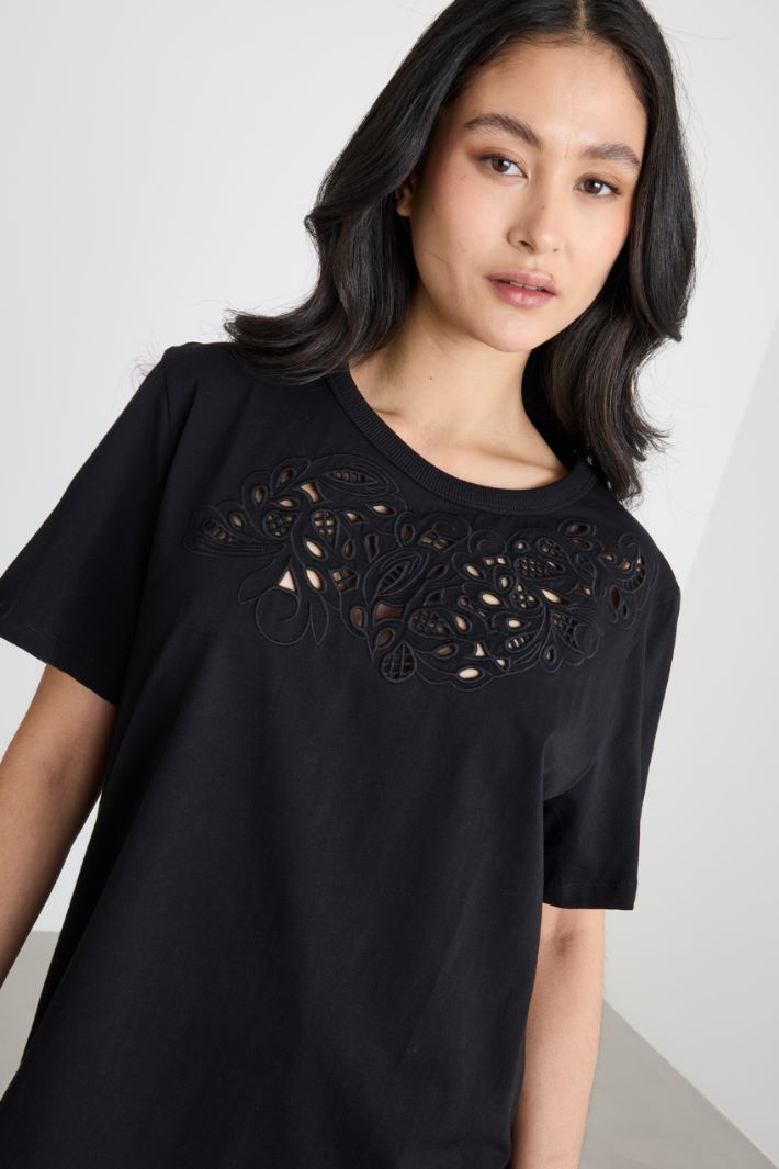 Embroidered T-shirt Intrend - 3
