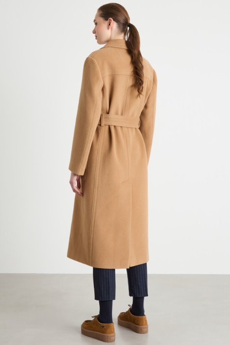 Abrigo cruzado con cinturón