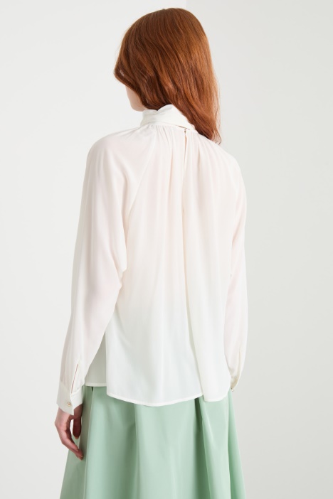 Blusa con cuello pañuelo