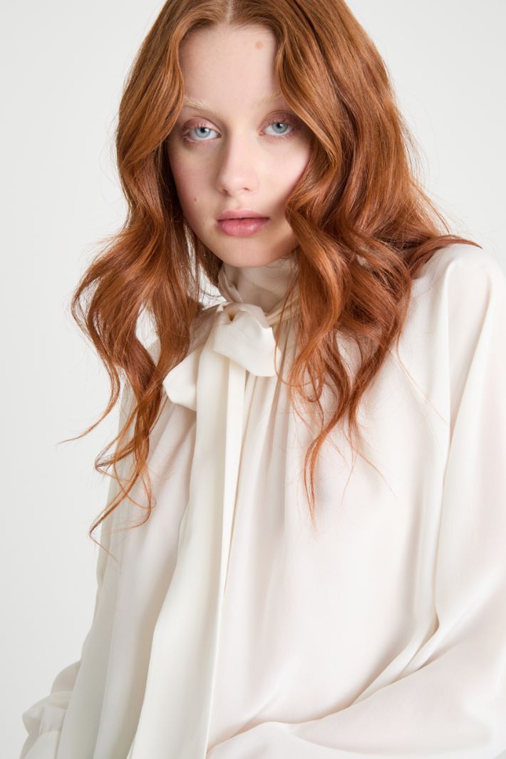 Scarf-neck blouse Intrend - 3