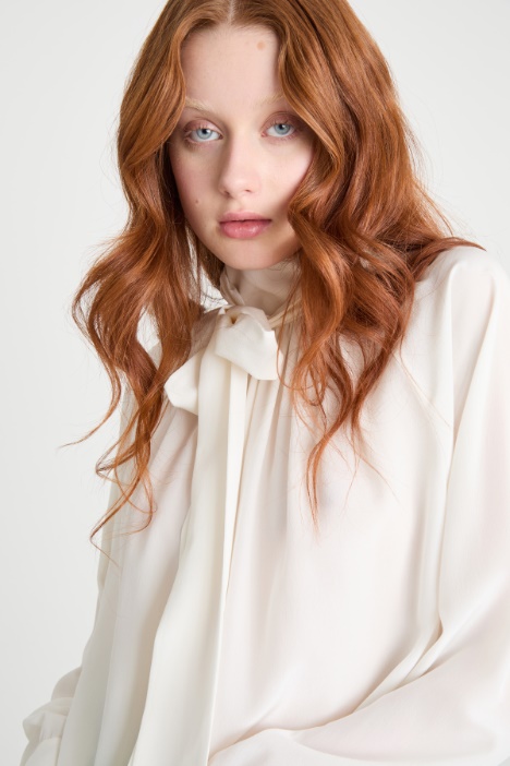 Blusa con cuello pañuelo