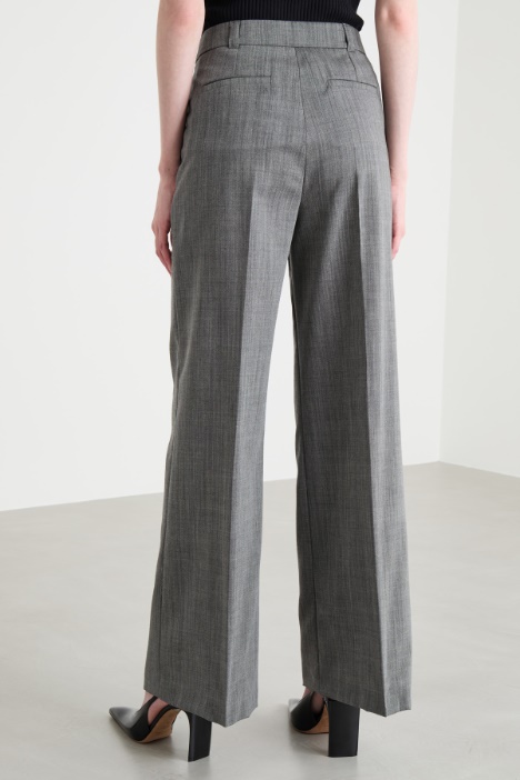 Pantalón ancho y recto