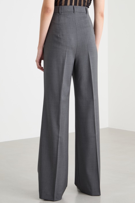 Pantalone fluido con pinces