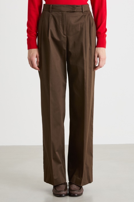 Pantalone ampio con pieghe in raso