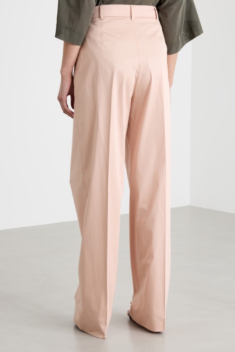 Pantalone ampio con pieghe in raso