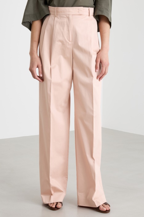 Pantalone ampio con pieghe in raso