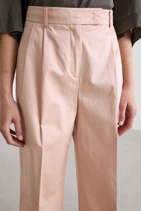 Pantalone ampio con pieghe in raso