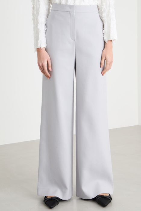 Pantalone ampio con pinces