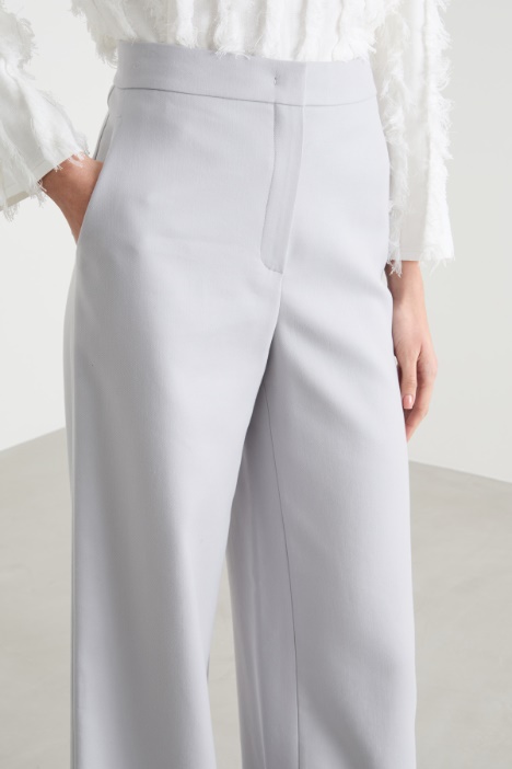 Pantalone ampio con pinces