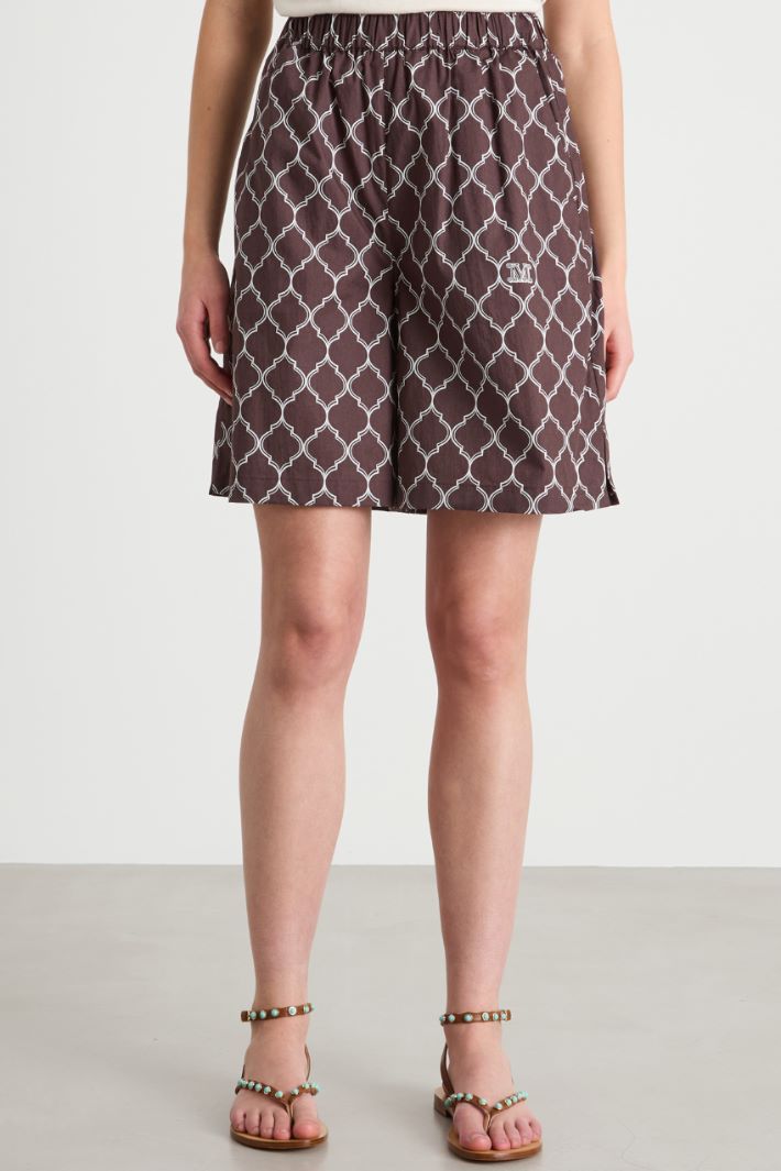 Elasticated-waist Bermuda shorts Intrend - 2