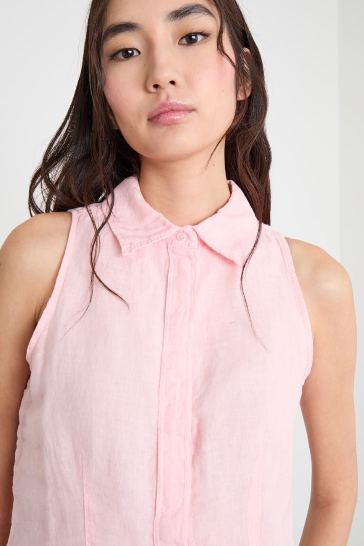 Buttoned sleeveless top Intrend - 3