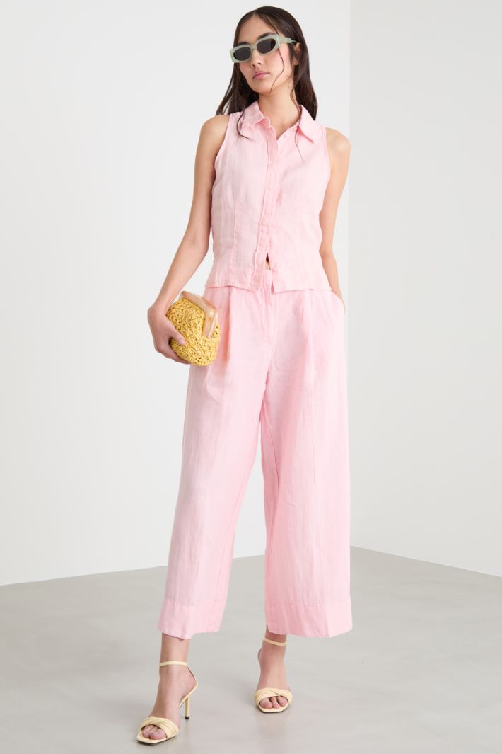 Buttoned sleeveless top Intrend