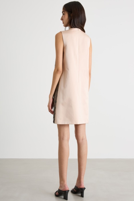 Abito corto in duchesse ricamato