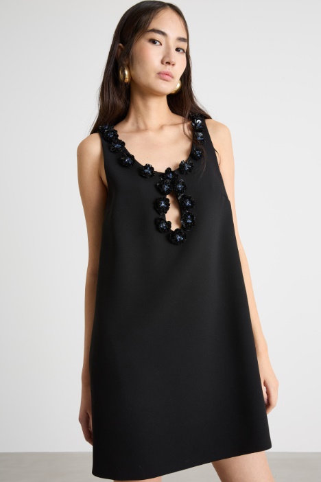 Abito corto in sablé ricamato