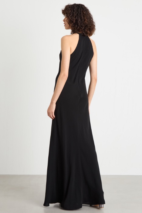 Abito fluido con cristalli ricamati