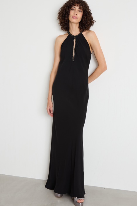 Abito fluido con cristalli ricamati