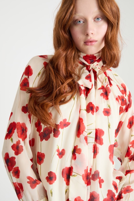 Blusa con collo a foulard