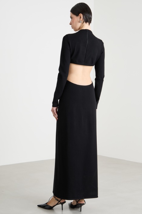 Abito aderente con cut-out sul retro