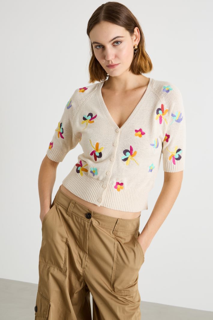 Cárdigan crop con flores bordadas Intrend - 2