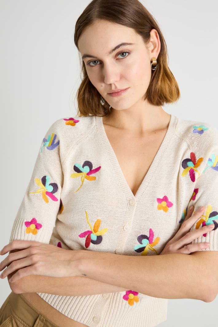 Cárdigan crop con flores bordadas Intrend - 3