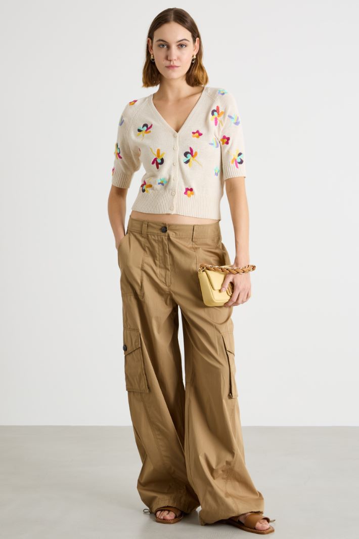 Cárdigan crop con flores bordadas Intrend