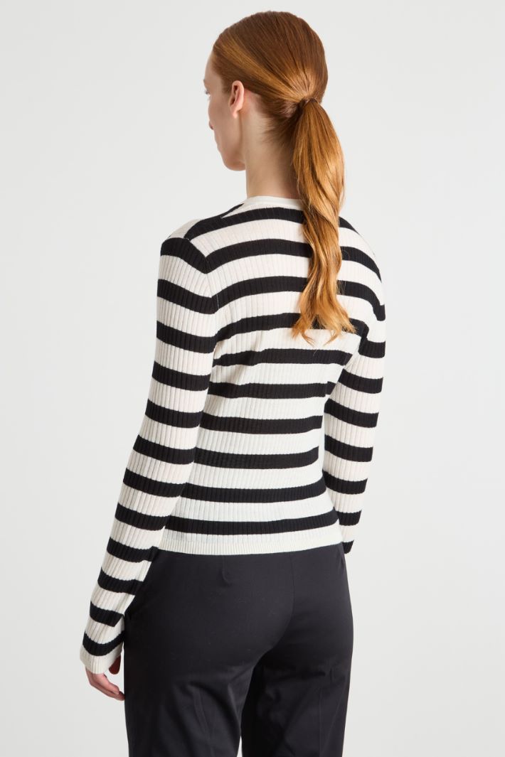 Slim-fit V-neck cardigan Intrend - 4