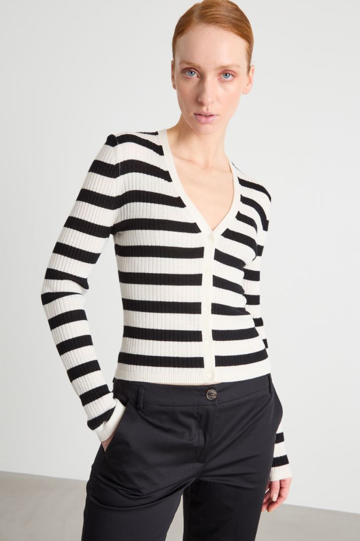 Slim-fit V-neck cardigan Intrend - 2