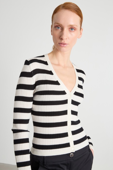 Cardigan aderente con scollo a V