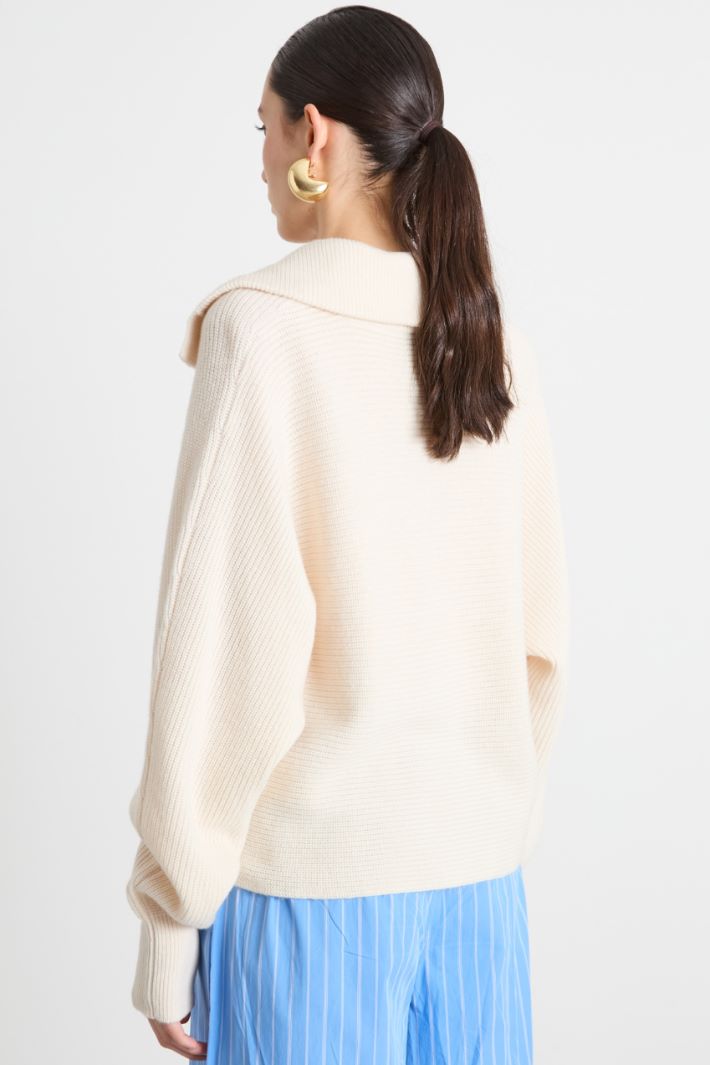 Oversized-Collar Jumper Intrend - 4