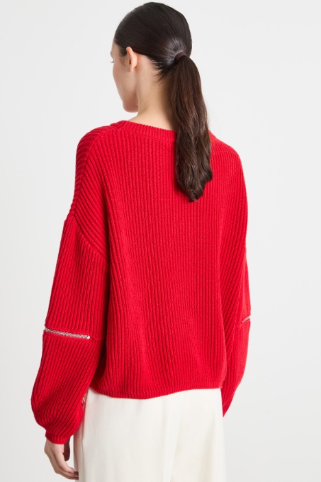 Jersey con cremalleras que se abren en las mangas