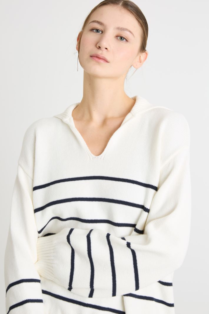 Loose-fit jumper with pointed collar Intrend - 3