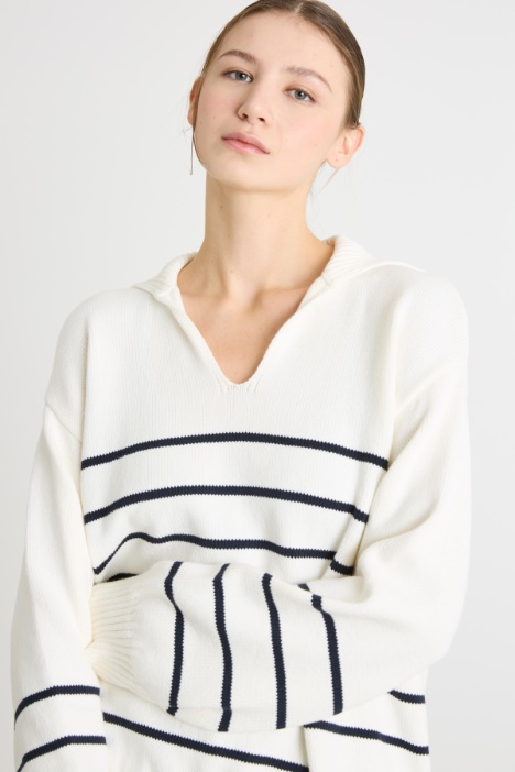 Jersey ancho con cuello en punta