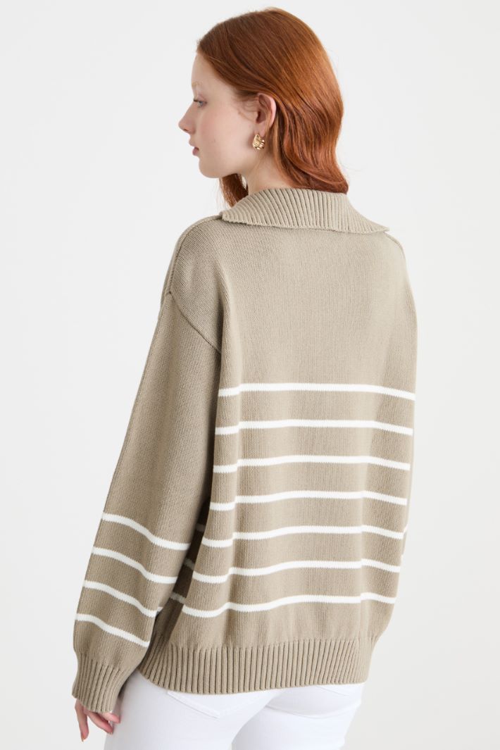 Loose-fit jumper with pointed collar Intrend - 4