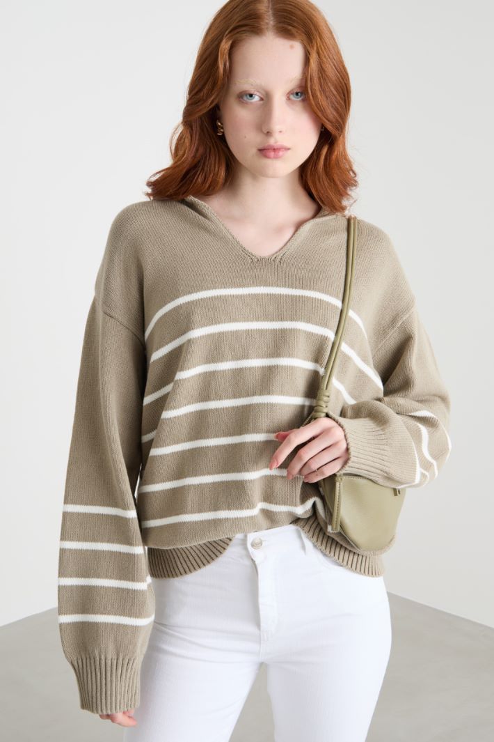 Loose-fit jumper with pointed collar Intrend - 2