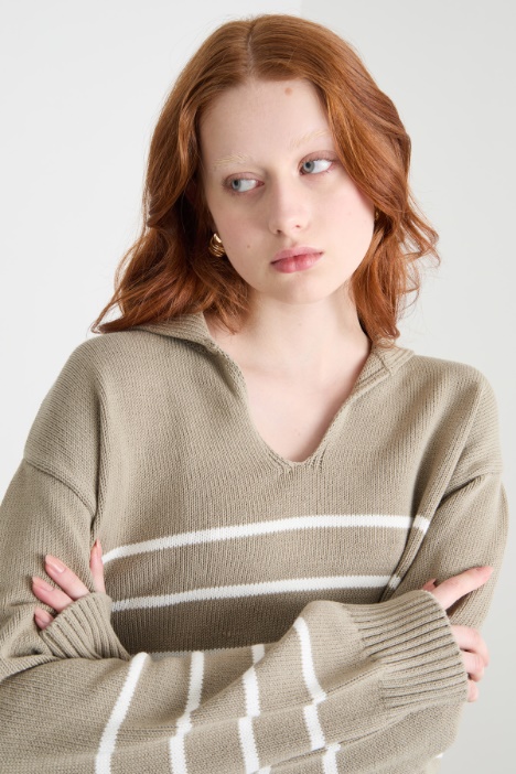 Jersey ancho con cuello en punta