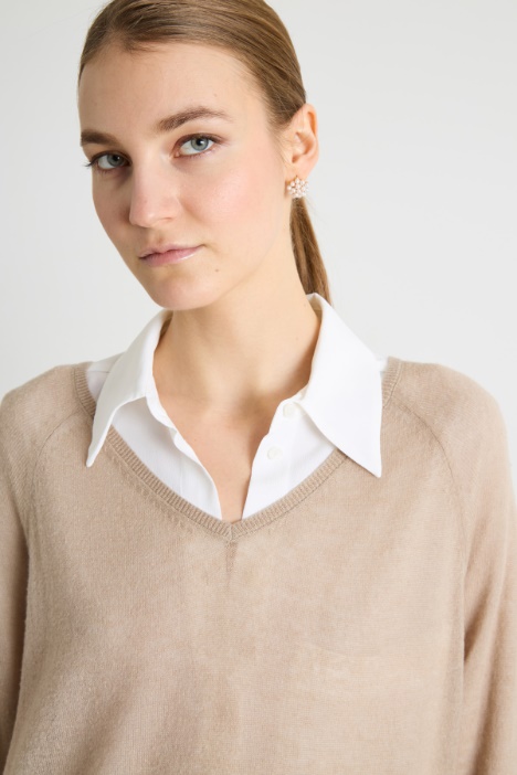 Maglia con ampio scollo a V