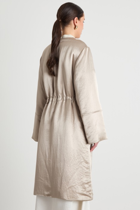 Abrigo largo de satén acolchado