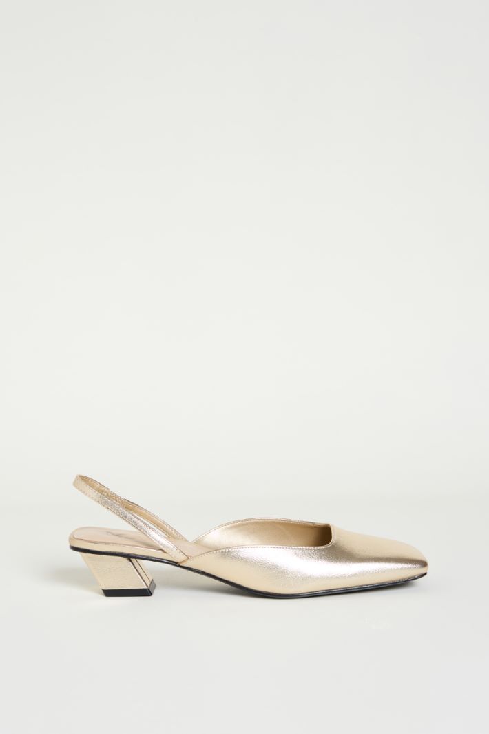 Laminated slingback mules Intrend