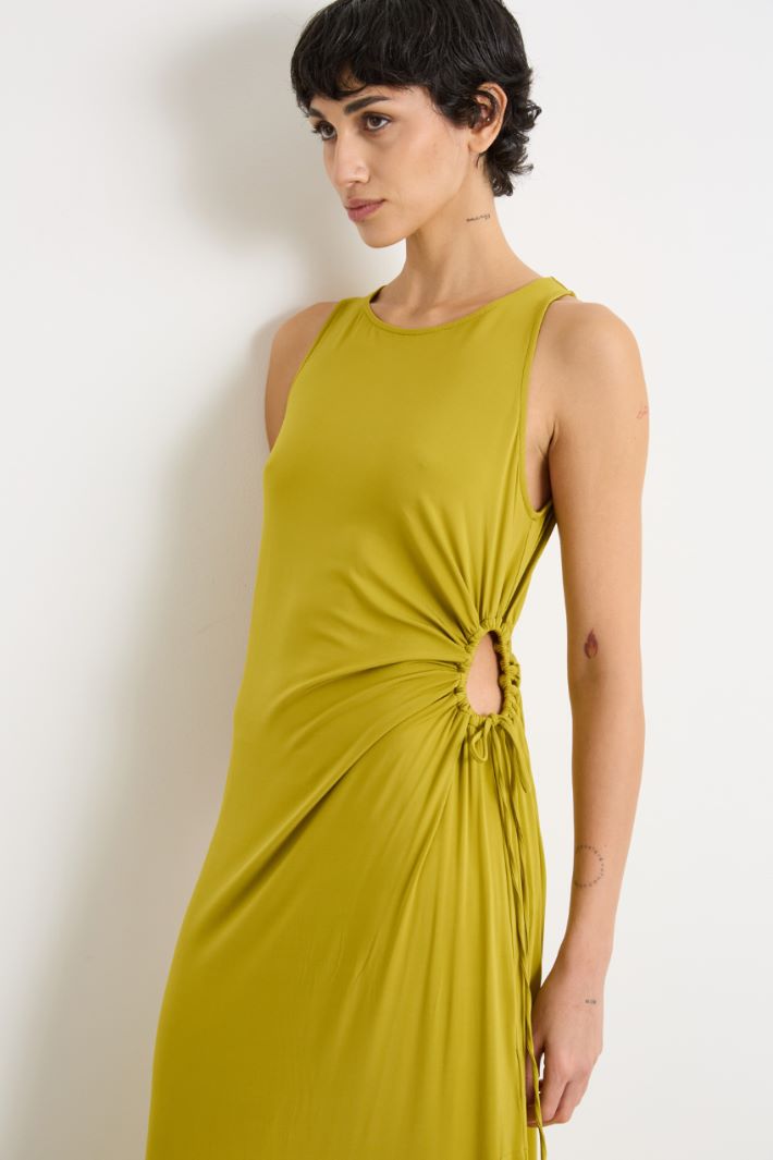 Slim-fit cut-out dress Intrend - 3