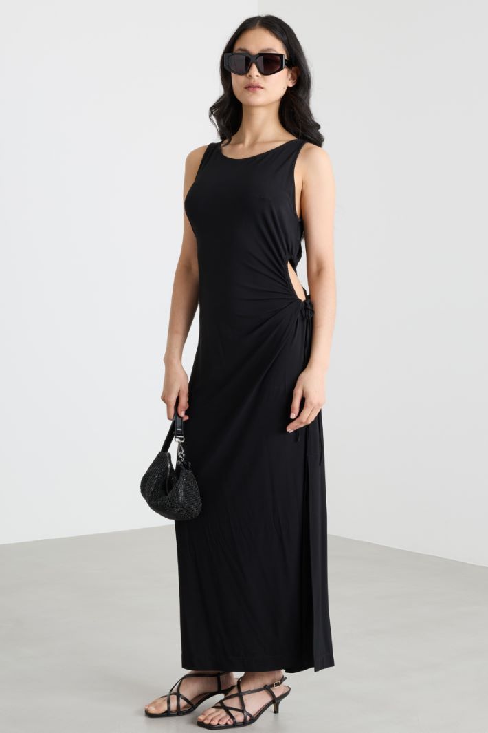 Abito aderente con cut-out Intrend