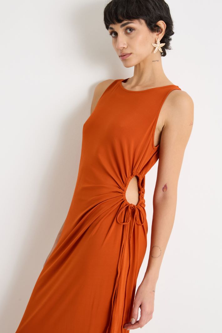 Slim-fit cut-out dress Intrend - 3