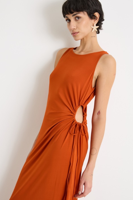 Abito aderente con cut-out