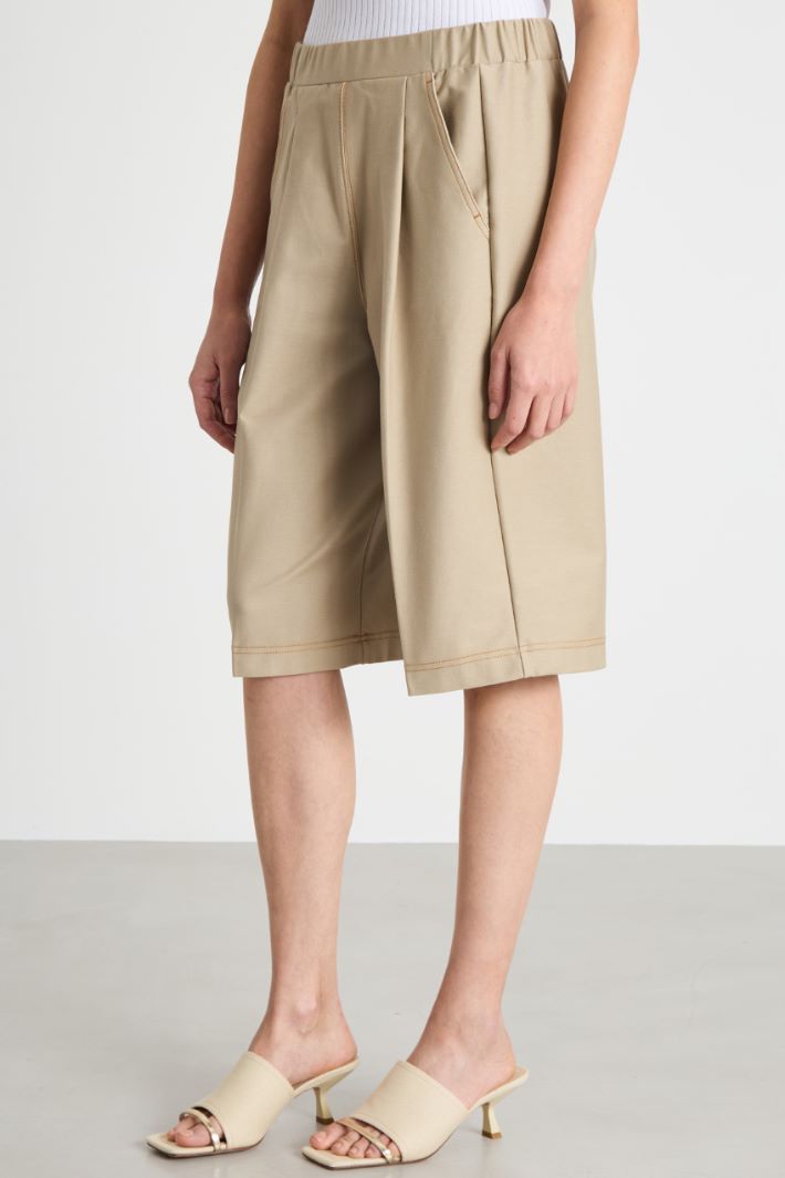 Elasticated-waist Bermuda shorts Intrend - 2