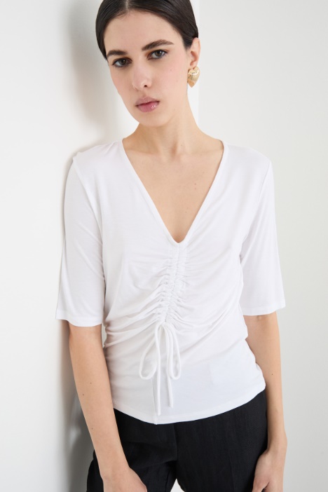 Camiseta fluida con drapeado