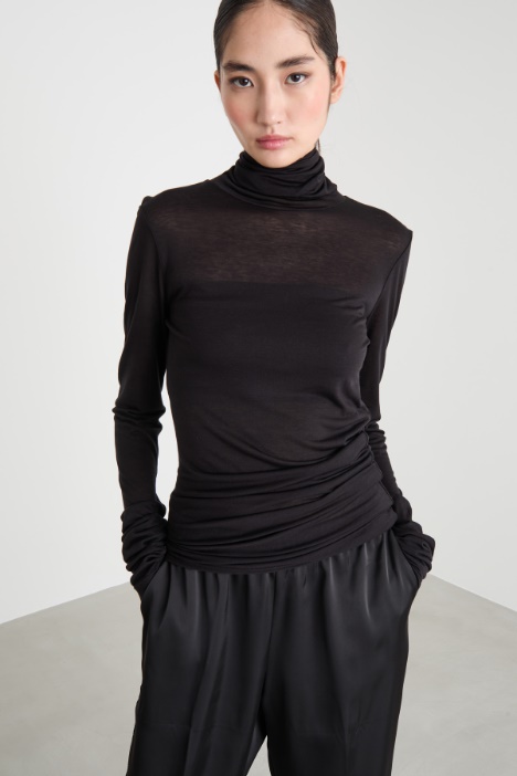 Asymmetric hem polo neck Intrend