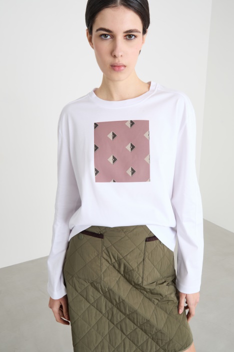 Camiseta con estampado y bordado