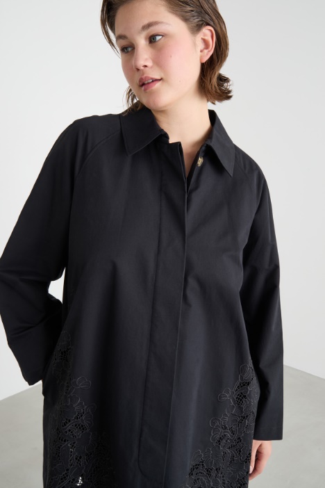 Impermeabile in twill antigoccia con ricamo