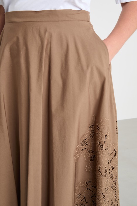 Falda de popelina con bordado