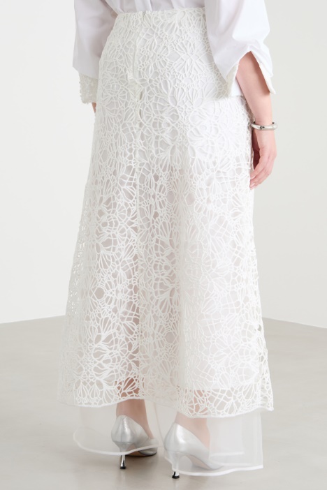 Falda larga de macramé y organza