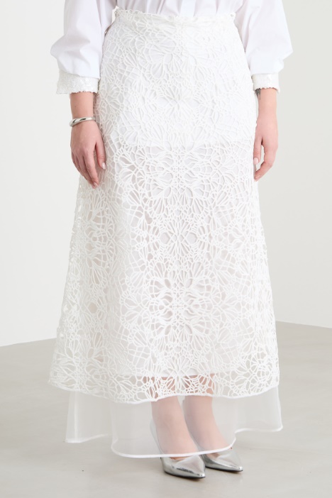 Falda larga de macramé y organza